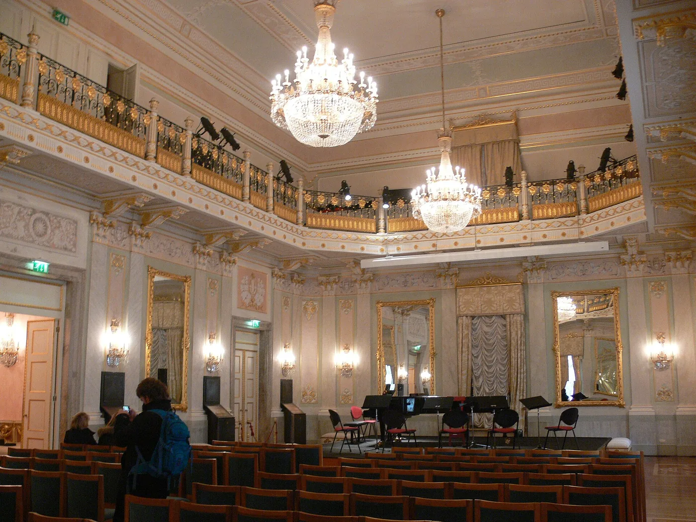 Sale Apollinee del Teatro La Fenice con suelo de madera y sillería