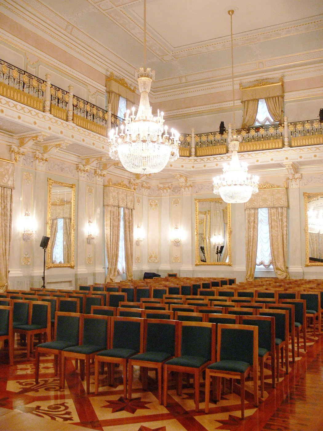 Sale Apollinee del Teatro La Fenice con pavimento de madera visible