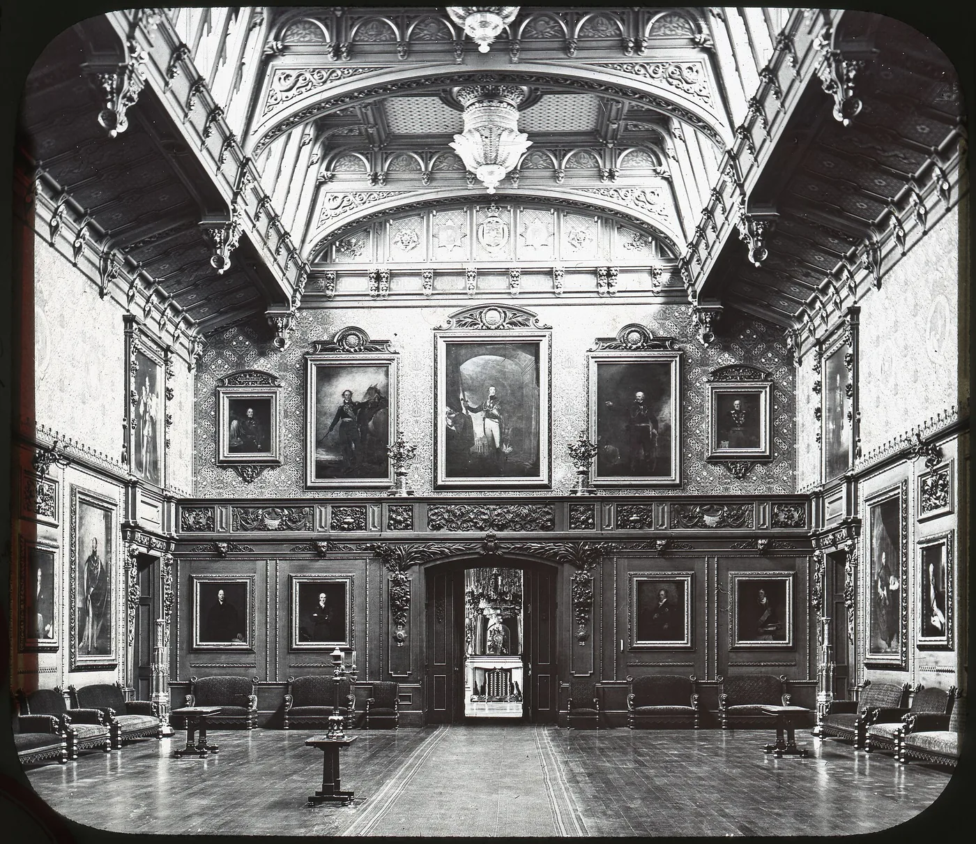 Waterloo Chamber de Windsor Castle con suelo de madera visible