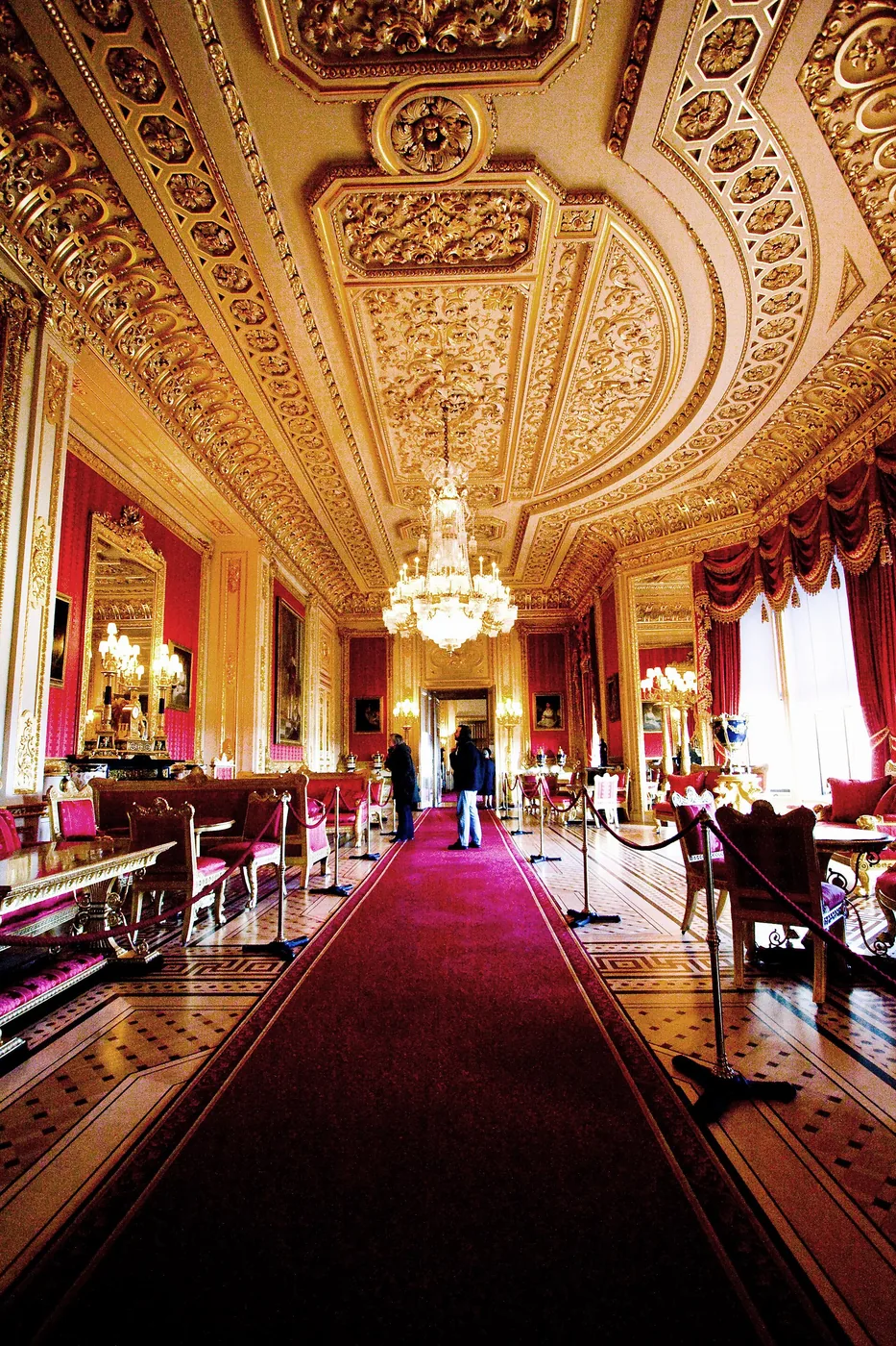 Crimson Drawing Room de Windsor Castle con parqué visible
