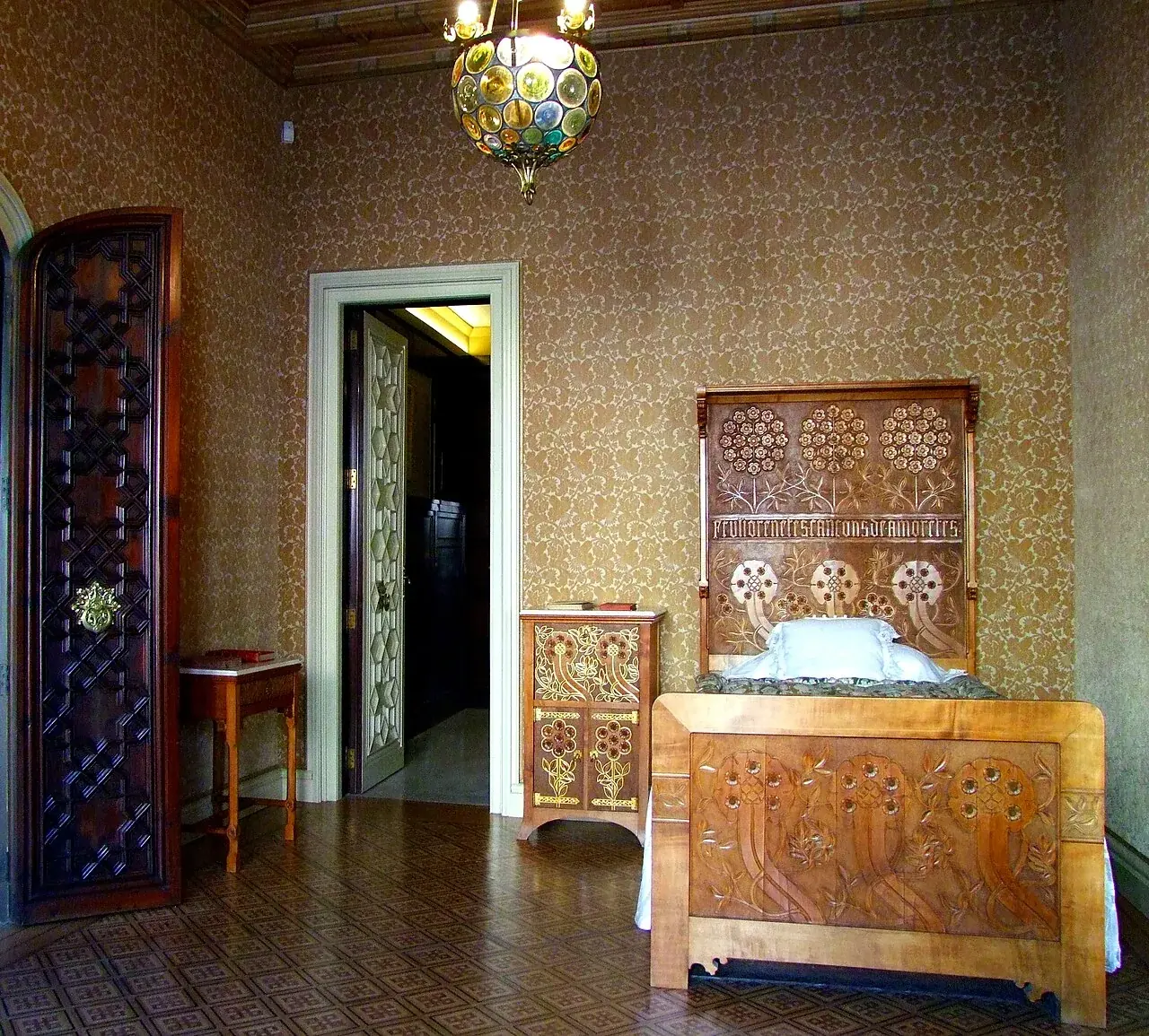 Dormitorio de Teresa Amatller con parqué geométrico