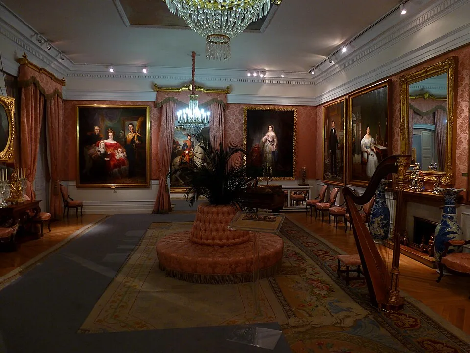 Salón de baile del Museo del Romanticismo con parqué de madera