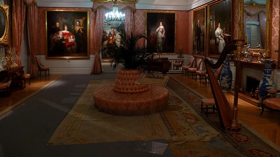 Salón de Baile del Museo del Romanticismo en Madrid con tarima de roble