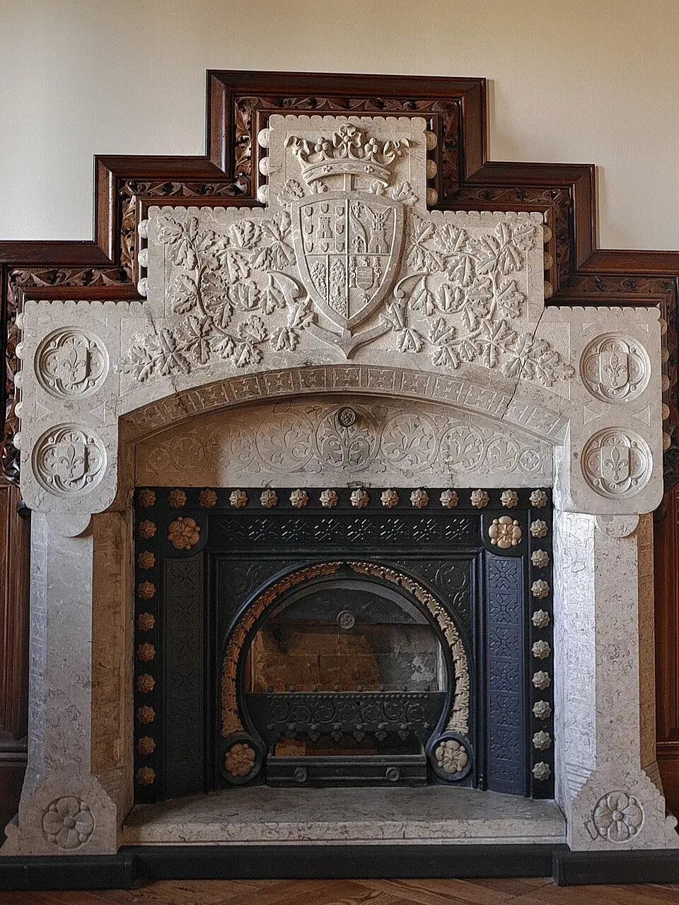 Chimenea del salón principal del Palacio de Sobrellano con parqué visible