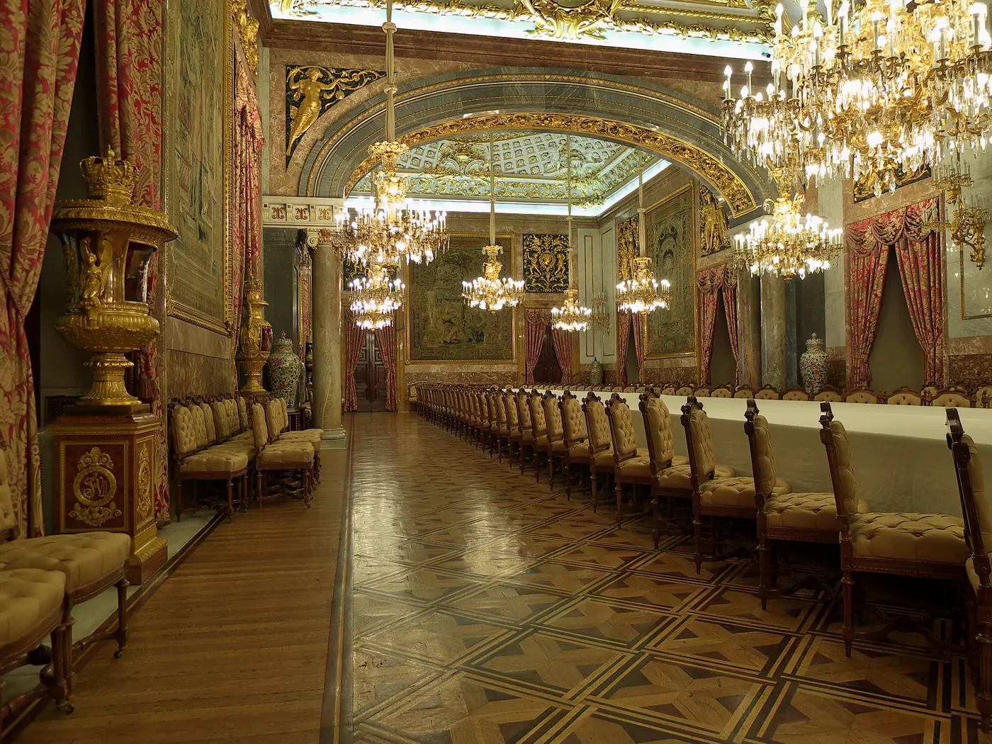 Comedor de Gala del Palacio Real de Madrid con entarimado