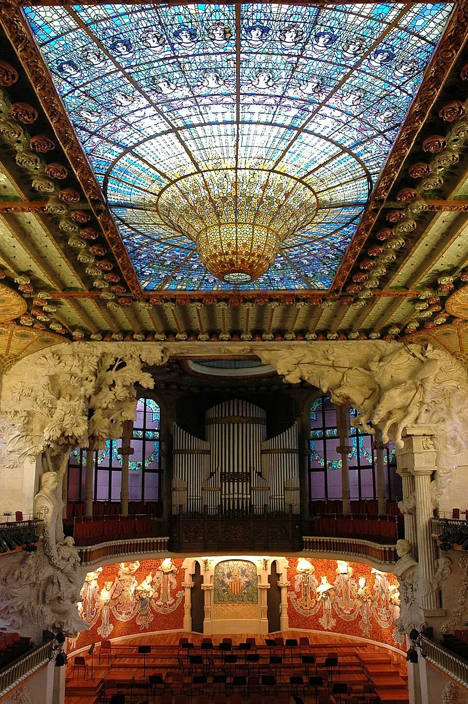 Interior del Palau de la Música Catalana con suelo de madera visible