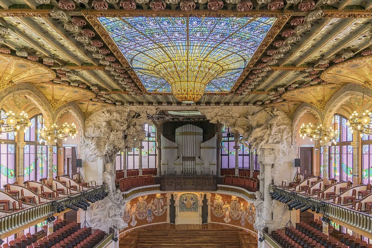 Escenario y platea del Palau de la Música Catalana con entarimado de madera
