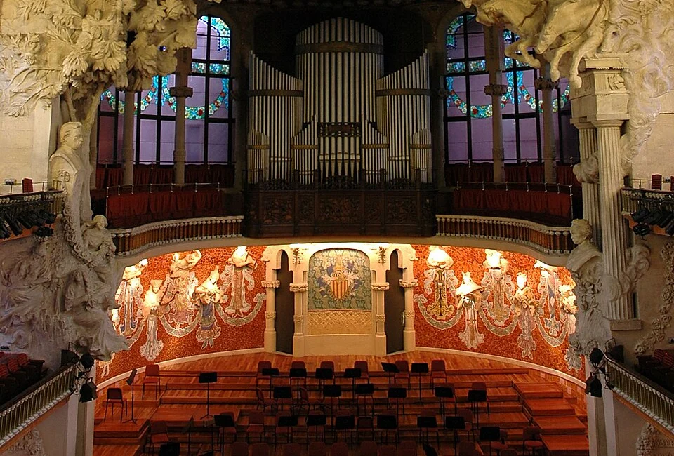 Sala principal del Palau de la Música Catalana con pavimento de madera acústico