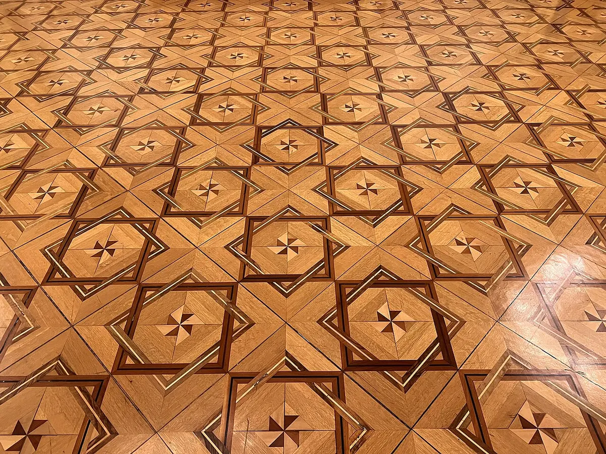 Detalle del suelo de parquet de taracea geométrica en el Real Casino de Murcia