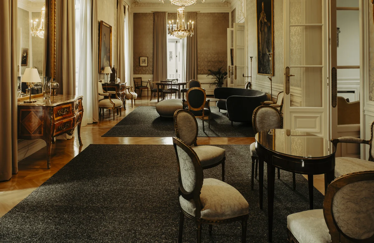 Salón de gala del Palacete de Joaquín de la Torre con parquet en espiga de roble y fajas perimetrales
