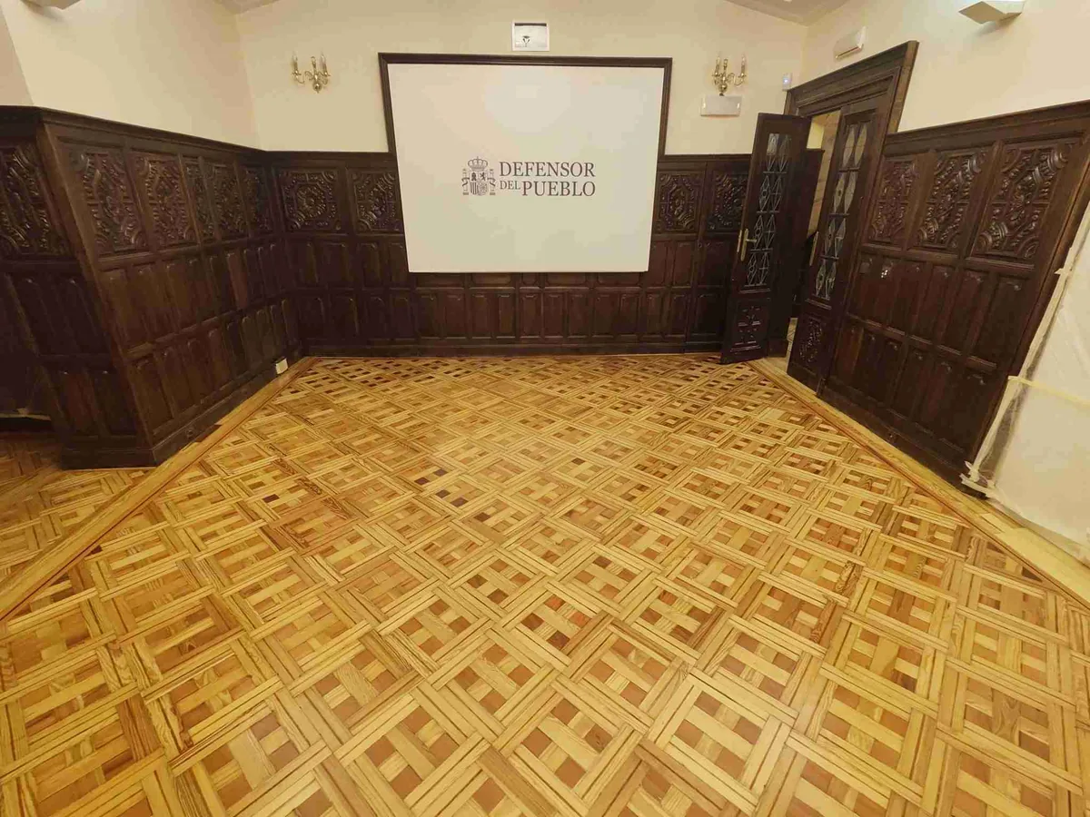 Parquet en damero de pino melis viejo en la sede del Defensor del Pueblo (Palacio de Bermejillo)