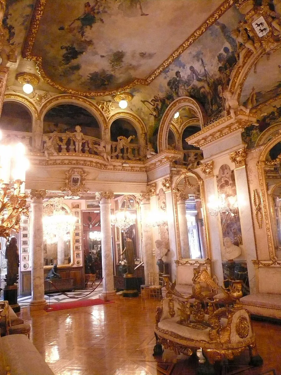 Salón de Baile del Palacio Cerralbo con parquet geométrico de roble y taracea perimetral de maderas nobles