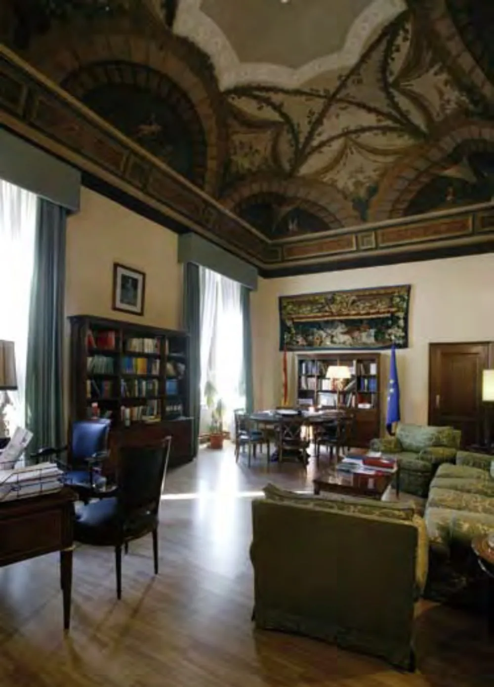 Salón dieciochesco del Palacio de Godoy con entarimado continuo de roble