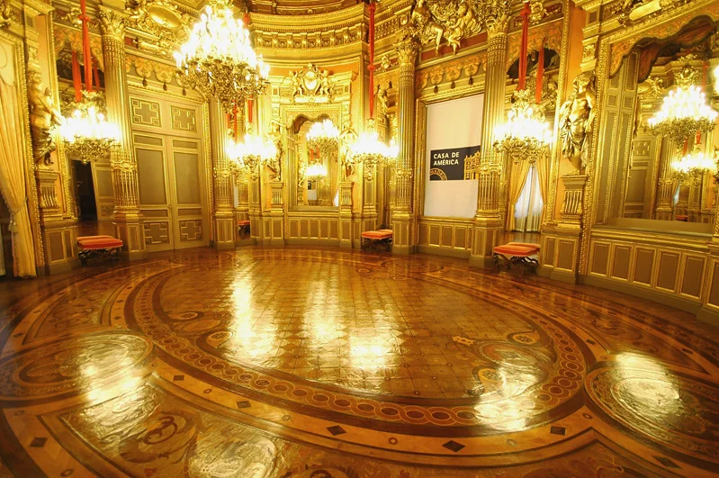 Salón de Embajadores del Palacio de Linares con pavimento elíptico de taracea y marquetería