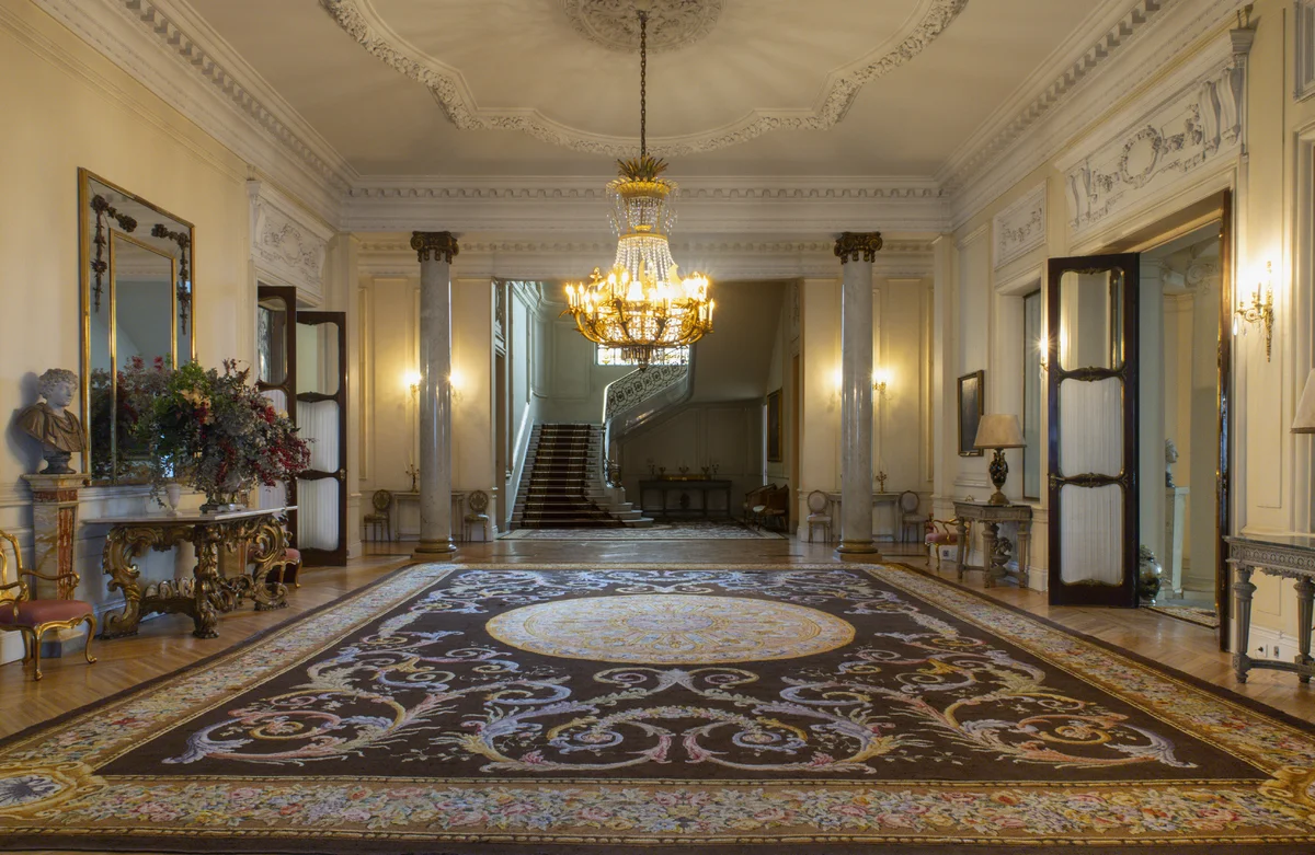 Gran salón del Palacio del Marqués de Amboage con parquet de roble clásico perimetral