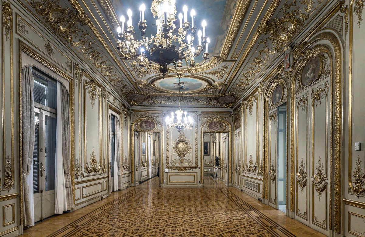 Salón Dorado del Palacio de la Duquesa de Parcent con taracea geométrica en maderas nobles