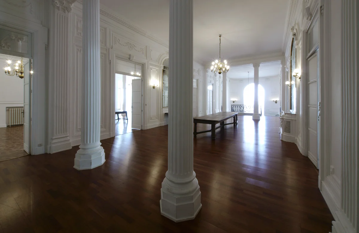 Salón principal del Palacio del Conde de Santa Coloma con entarimado de madera maciza