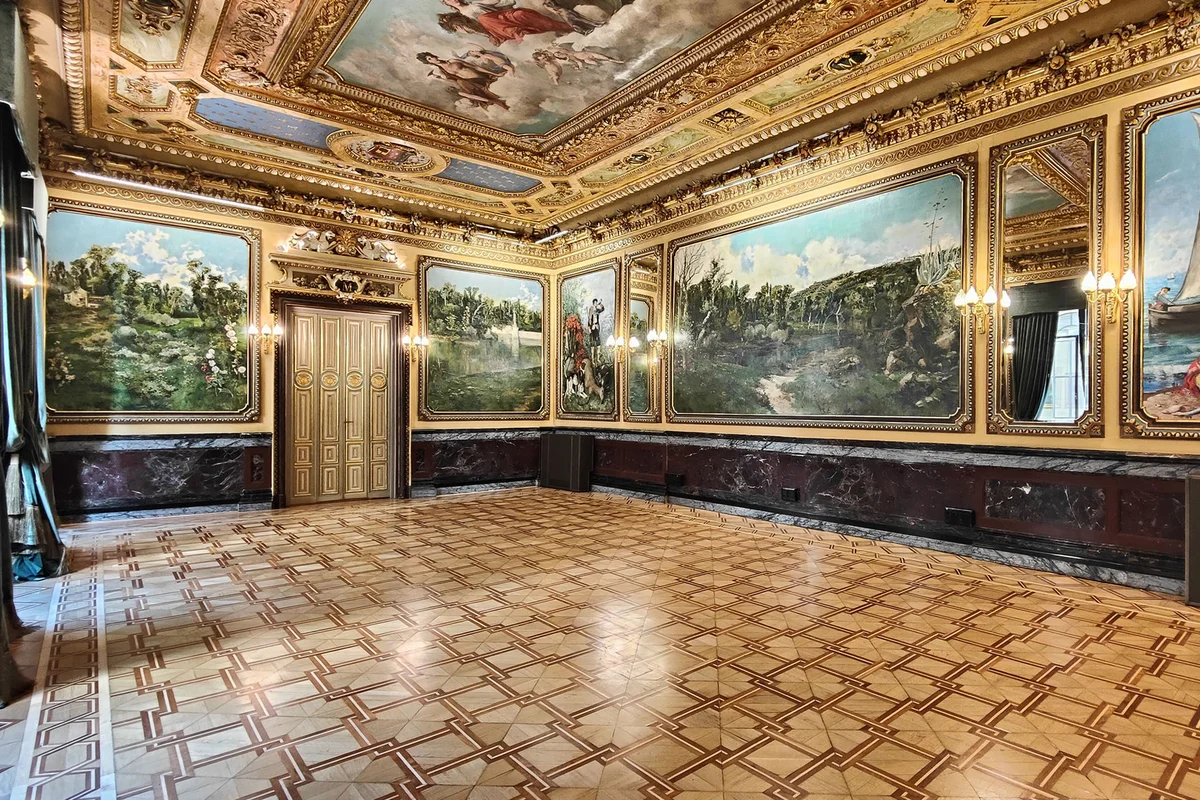 Comedor de Gala del Palacio de Santoña con pavimento de parquet geométrico de taracea entrelazada en maderas nobles