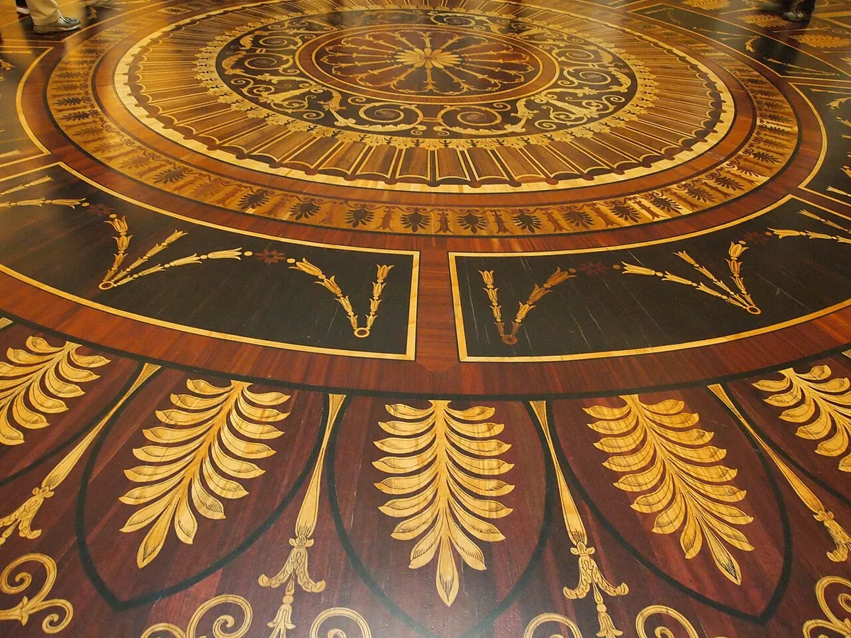 Parquet circular de la Rotonda con rosetón central y palmetas de marquetería
