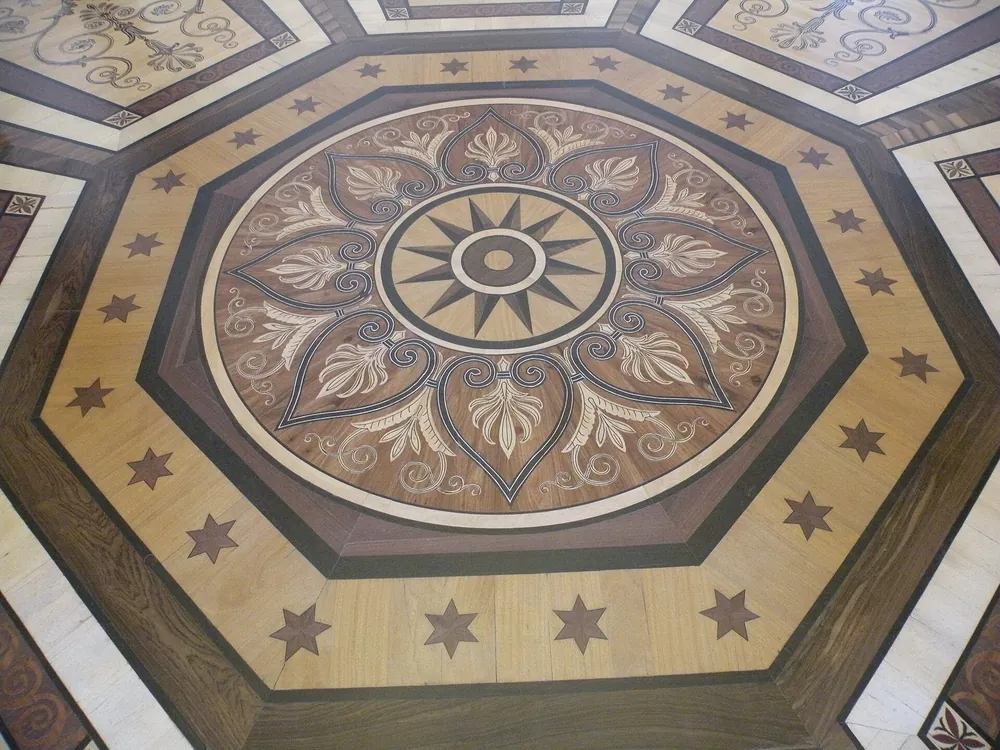 Octógono de marquetería con estrella central y estrellas de seis puntas en la Sala Malaquita