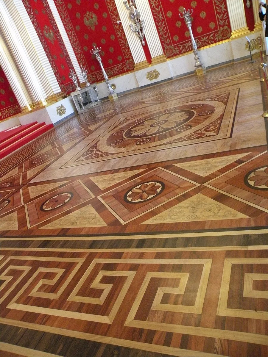 Parquet de la Sala de Pedro el Grande con greca y medallón de marquetería