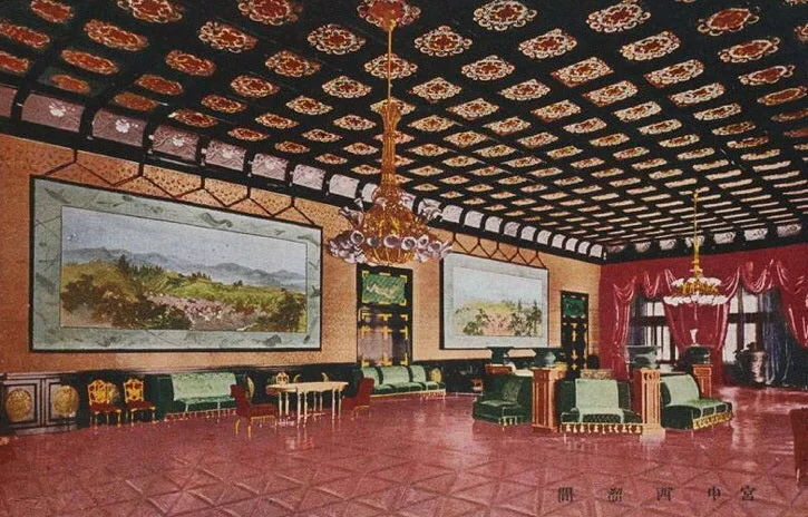Postal coloreada de un salón con sillones verdes y grandes paisajes, sobre un suelo rojizo con rombos y estrellas