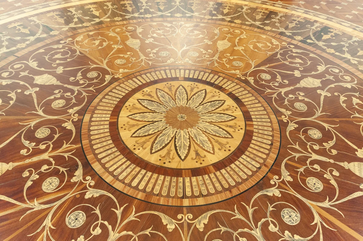 Medallón circular de taracea en el parquet de la Sala de Apolo