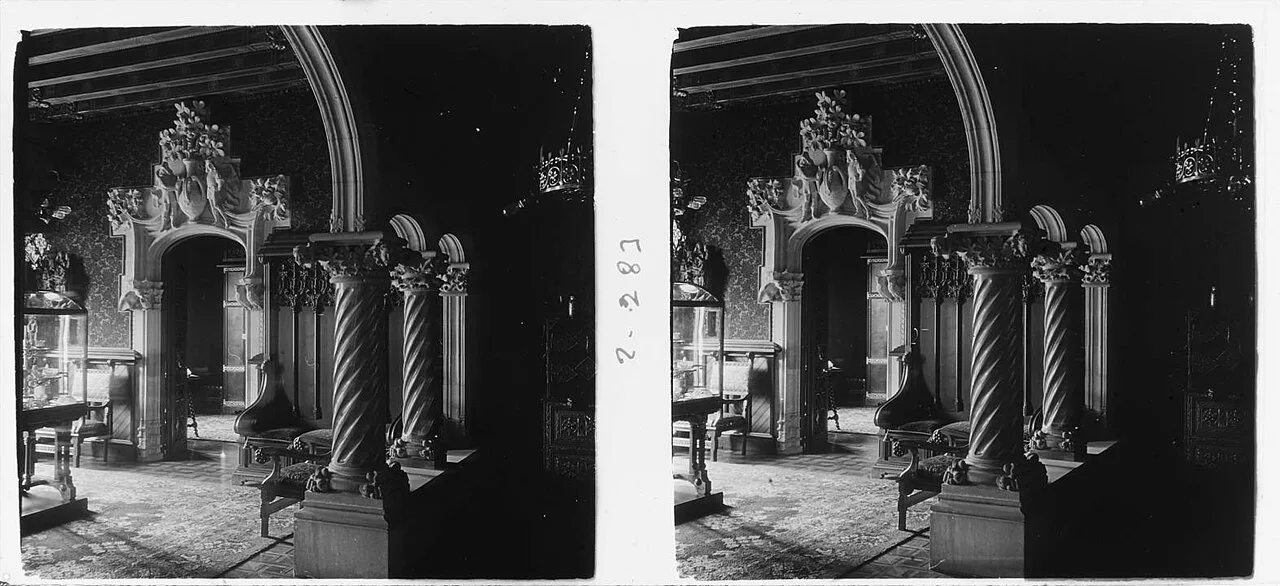 Placa estereoscópica en blanco y negro del salón en 1915, con columnas salomónicas y una alfombra que tapa casi todo el parqué