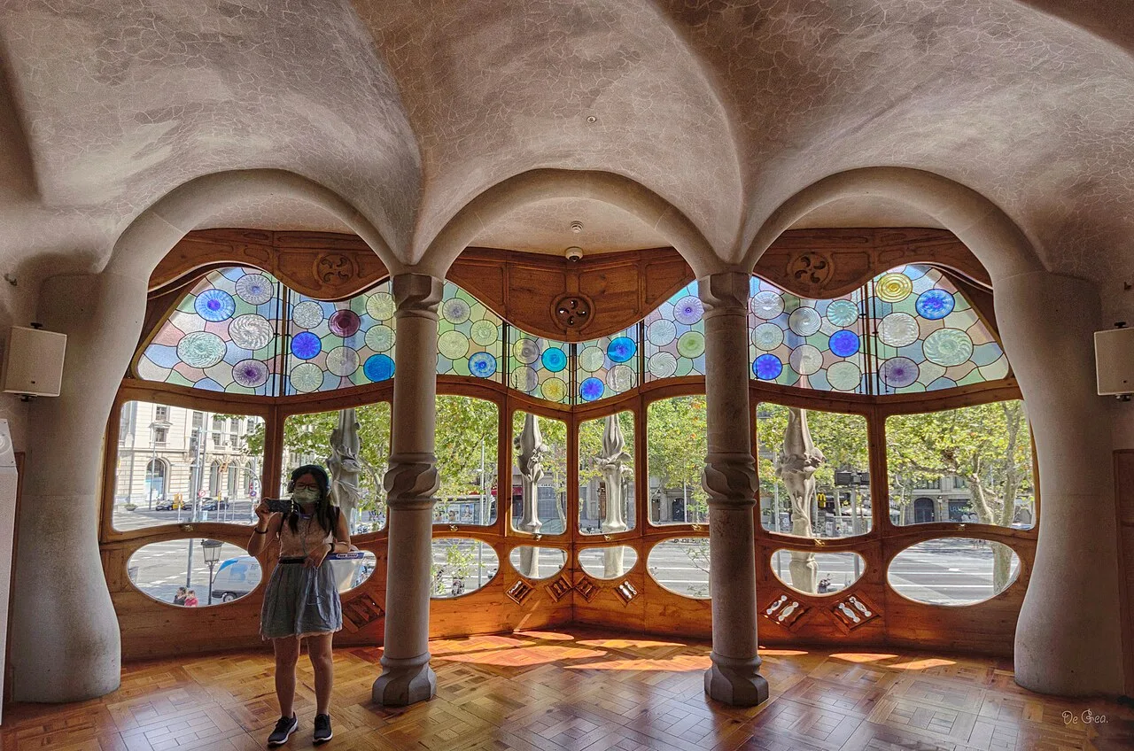 Salón principal de la Casa Batlló con el ventanal de vidrieras sobre el paseo de Gracia y suelo de losetas de tablillas en diagonal