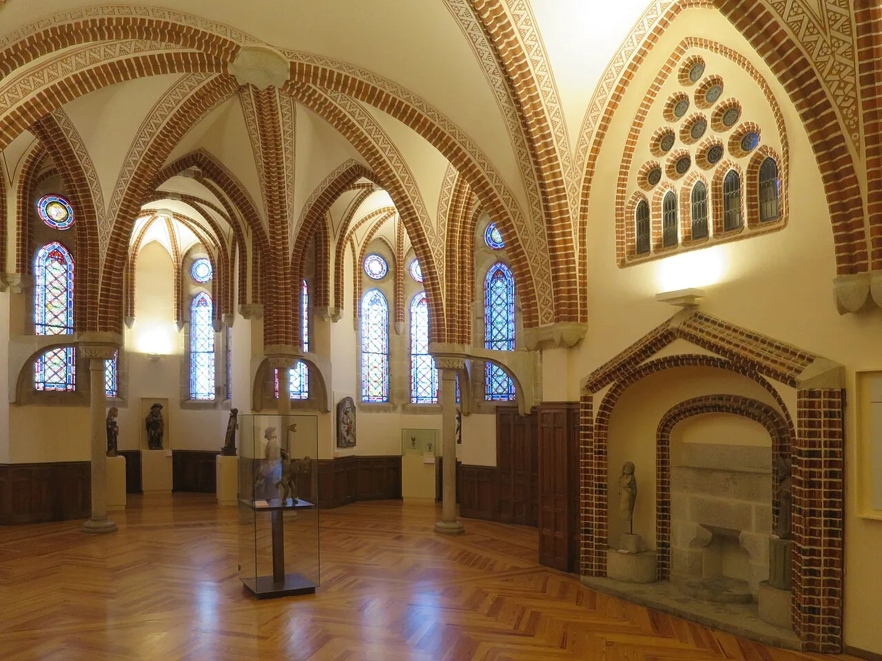 Provisorato del Palacio Episcopal de Astorga, en la planta baja, con suelo de espiga, columnas, vidrieras y un rosetón