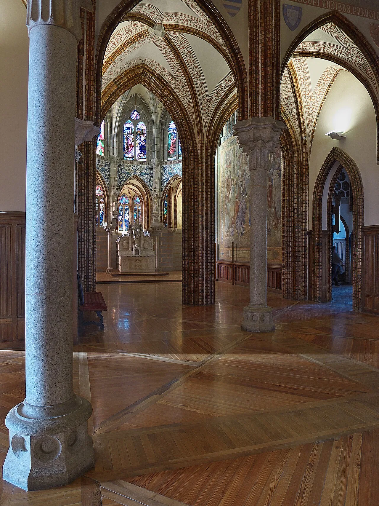 Paso con columnas de granito delante de la capilla del Palacio Episcopal de Astorga, con parquet de paños de tablas y fajas claras en diagonal