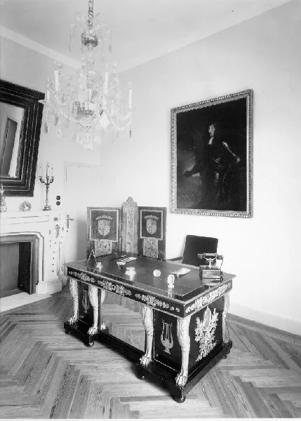 Despacho del Palacio de Liria con pavimento de parquet de roble en espiga a 90 grados