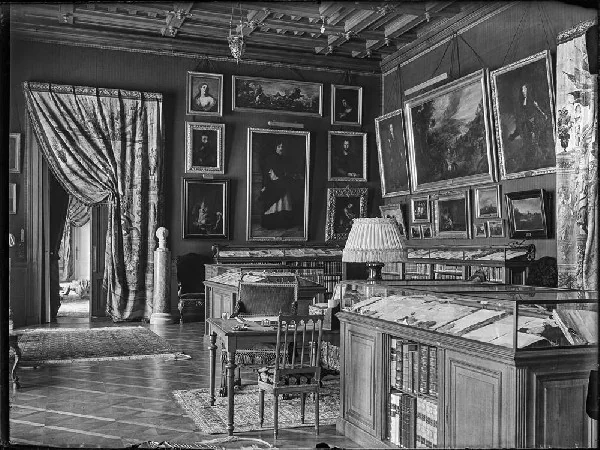 Sala de Vitrinas del Archivo Ducal de Liria con parquet de paneles en rombos