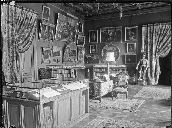 Salón Interior del Palacio de Liria con paneles de taracea geométrica en roble y nogal