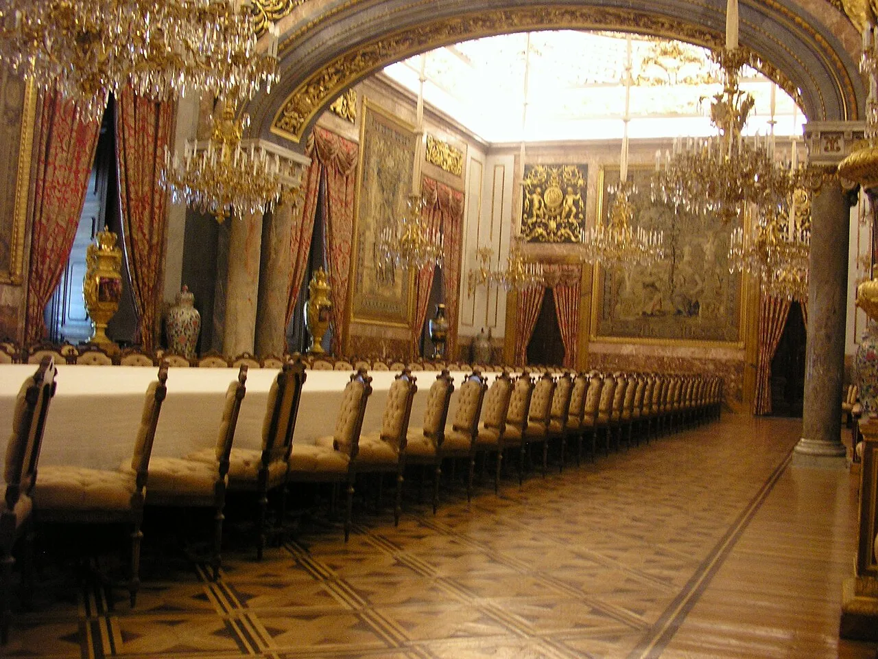 Comedor de Gala visto a lo largo, con la mesa de banquetes y el parquet de paños con rombos