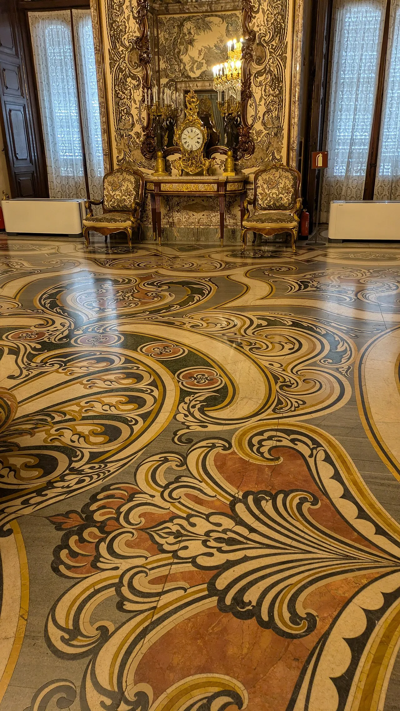 Detalle del suelo de taracea de mármoles de colores con roleos del Salón de Gasparini
