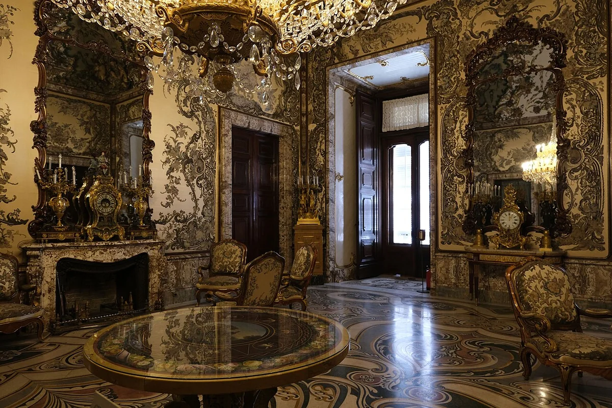 Salón de Gasparini con las paredes bordadas, los espejos y el suelo de taracea de mármoles