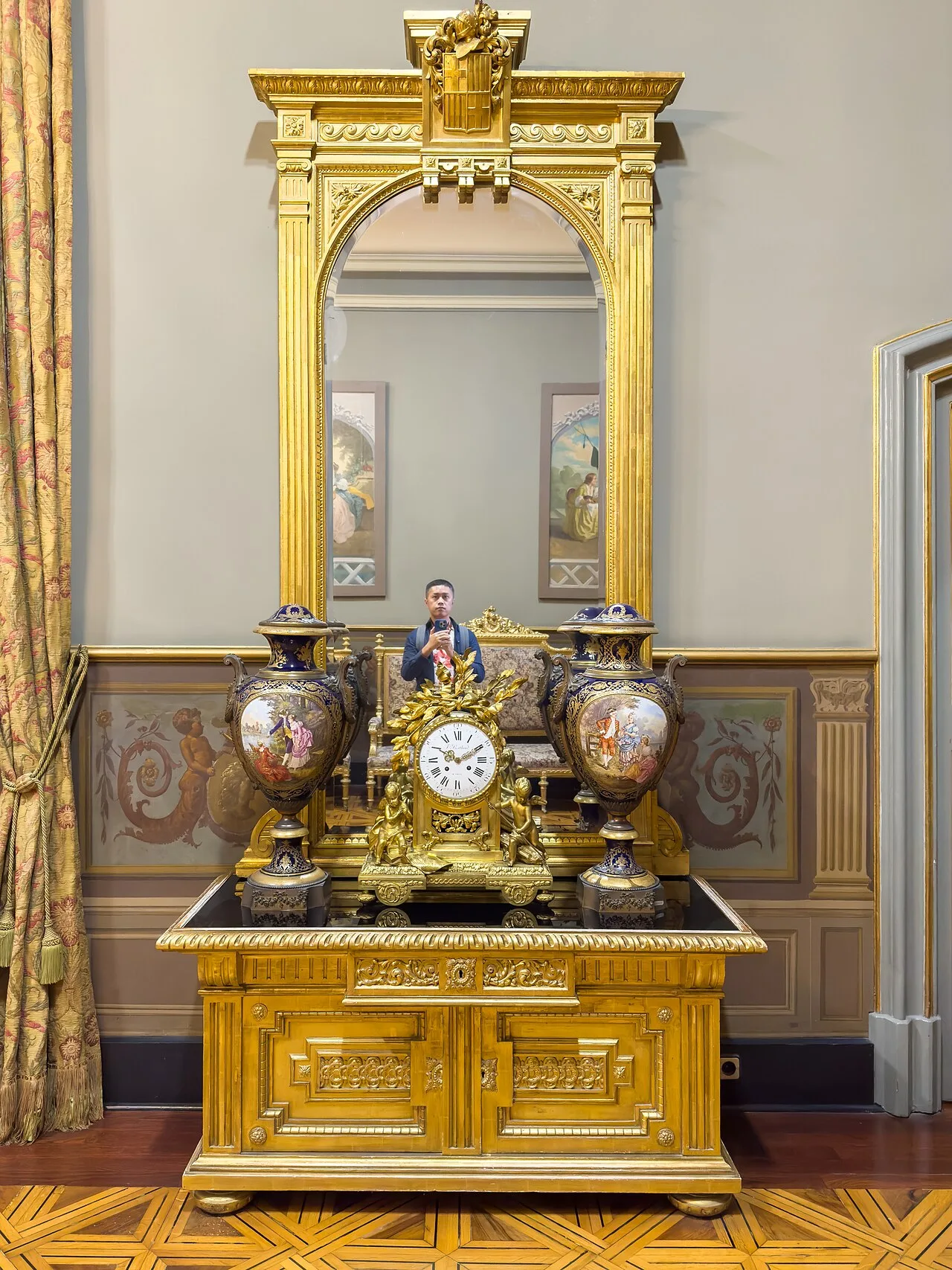 Consola dorada de la antesala del Palau Moja; a sus pies, parquet de paños con listones claros en diagonal