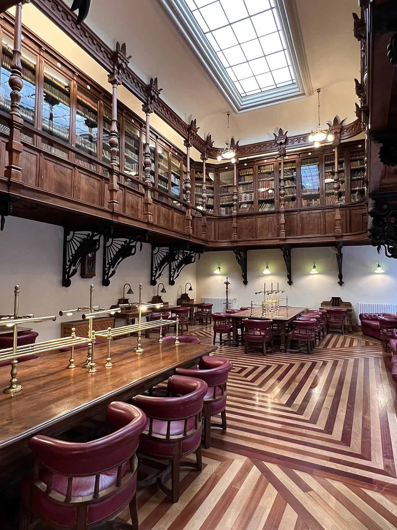 Biblioteca Inglesa del Real Casino de Murcia con galería de madera y parquet de tablas claras y oscuras